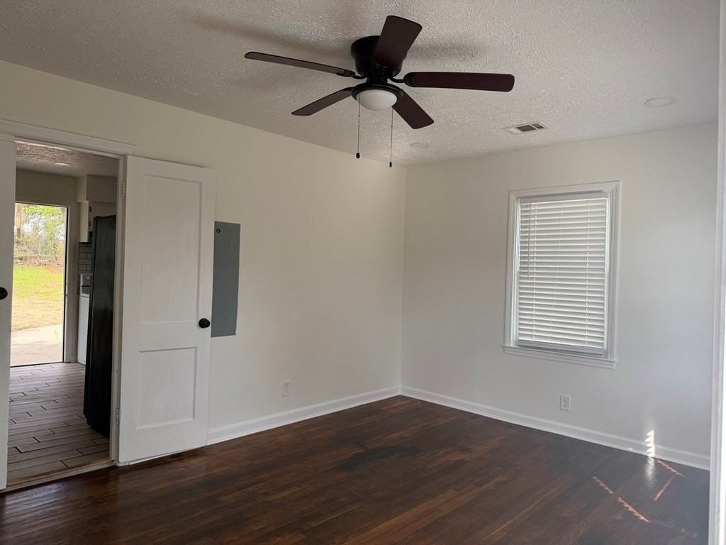 2715 Beech St - Photo 6 of 10