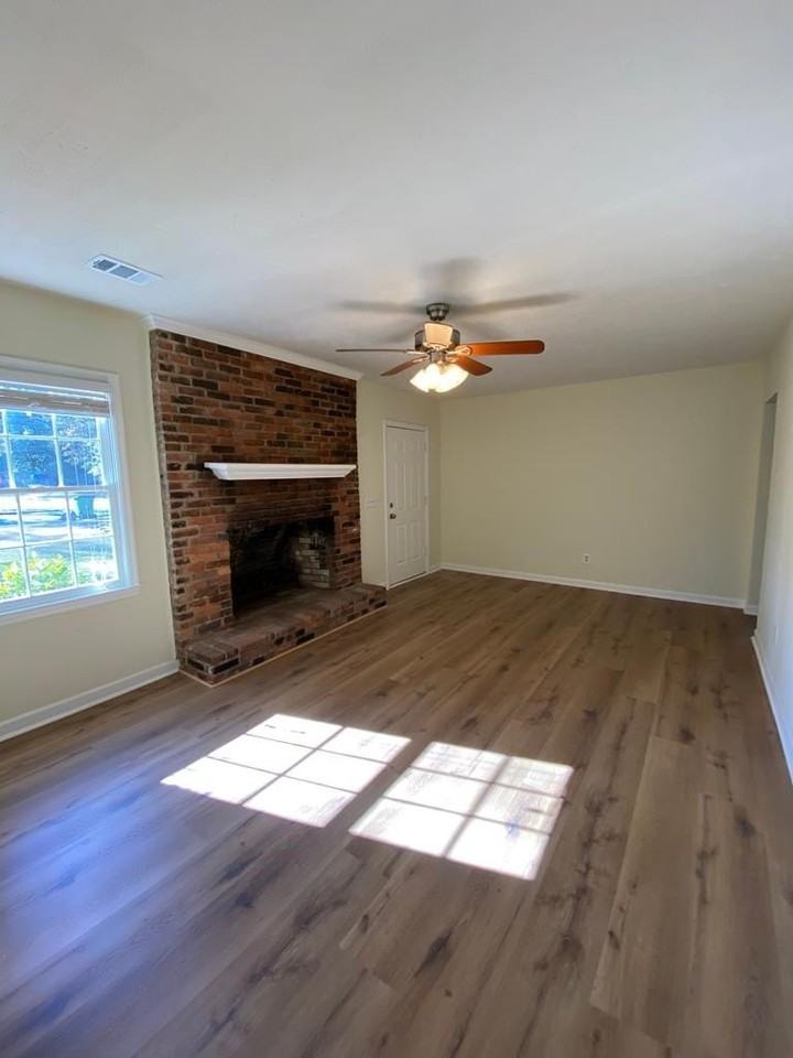 2415 52nd St - Photo 4 of 20