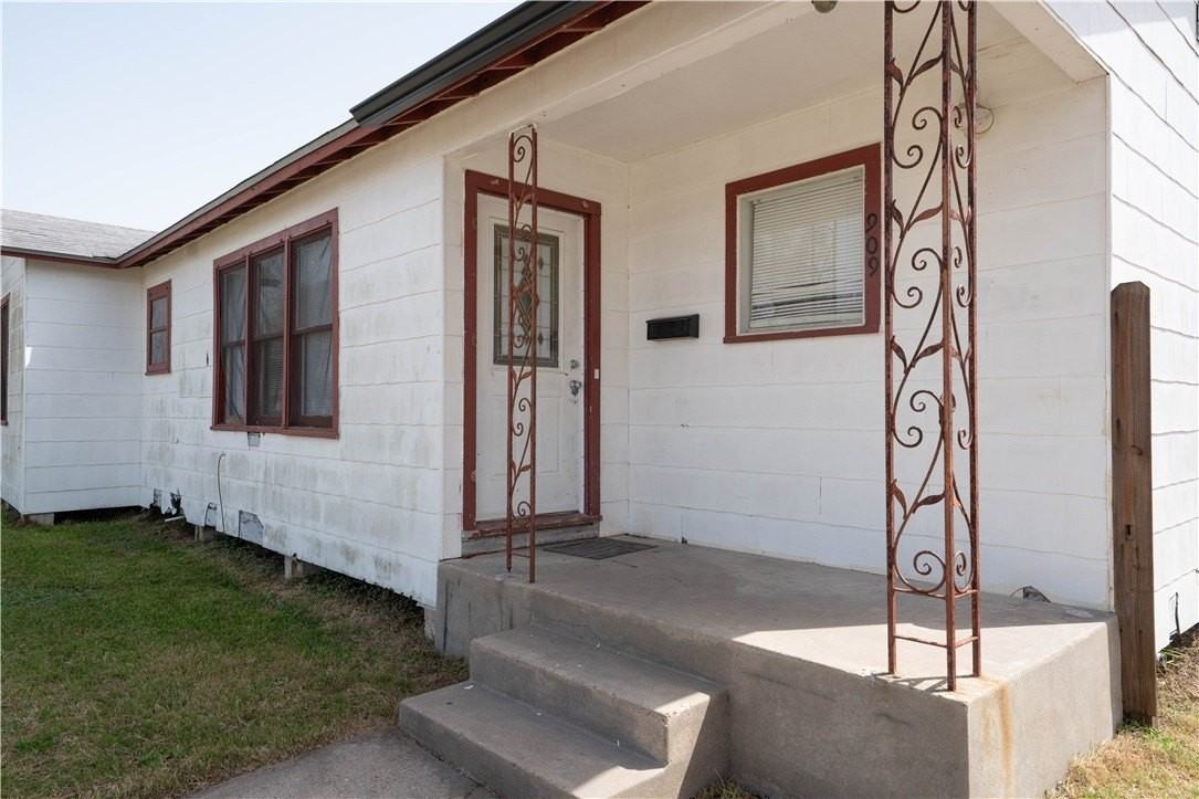 909 Rosedale Dr - Photo 3 of 15