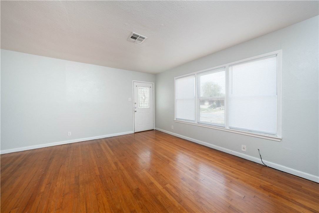 909 Rosedale Dr - Photo 4 of 15