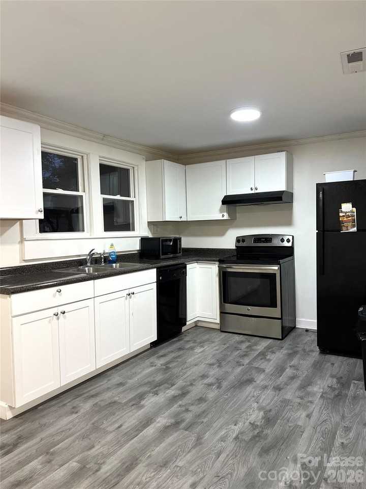 1603 Pennsylvania Ave - Photo 3 of 9