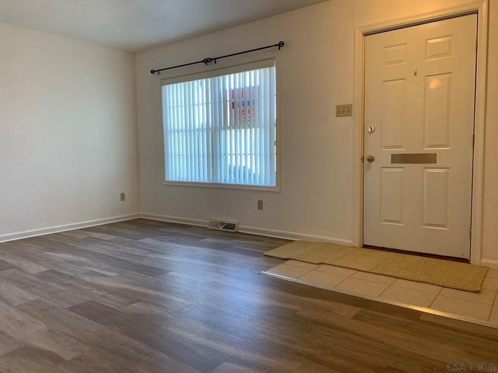 555 Edward St - Photo 2 of 18