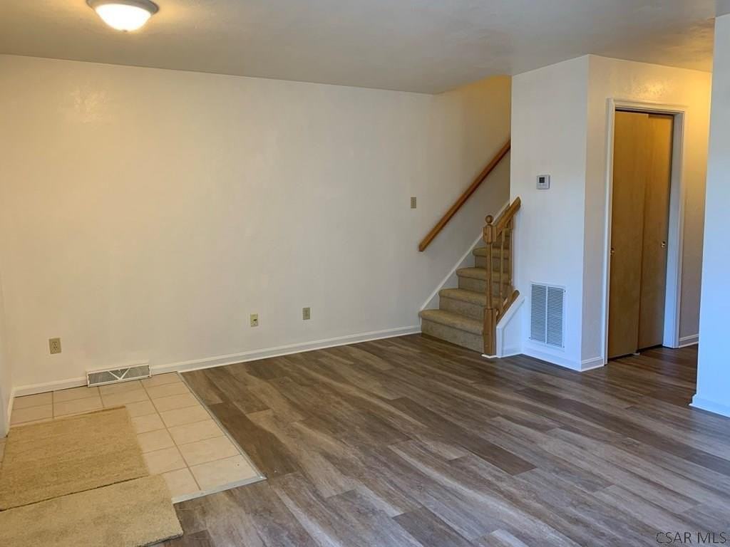 555 Edward St - Photo 3 of 18