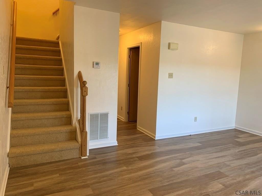 555 Edward St - Photo 4 of 18