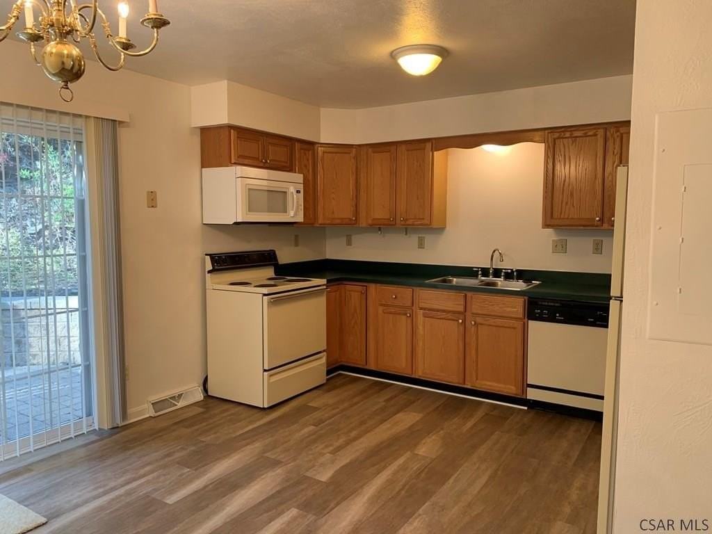 555 Edward St - Photo 5 of 18