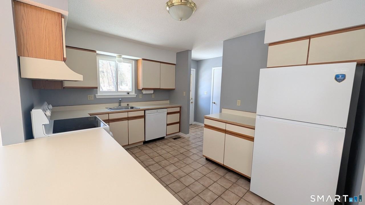 69 69 Northwest Drive unit: Apt 45 #45 - Photo 2 of 22