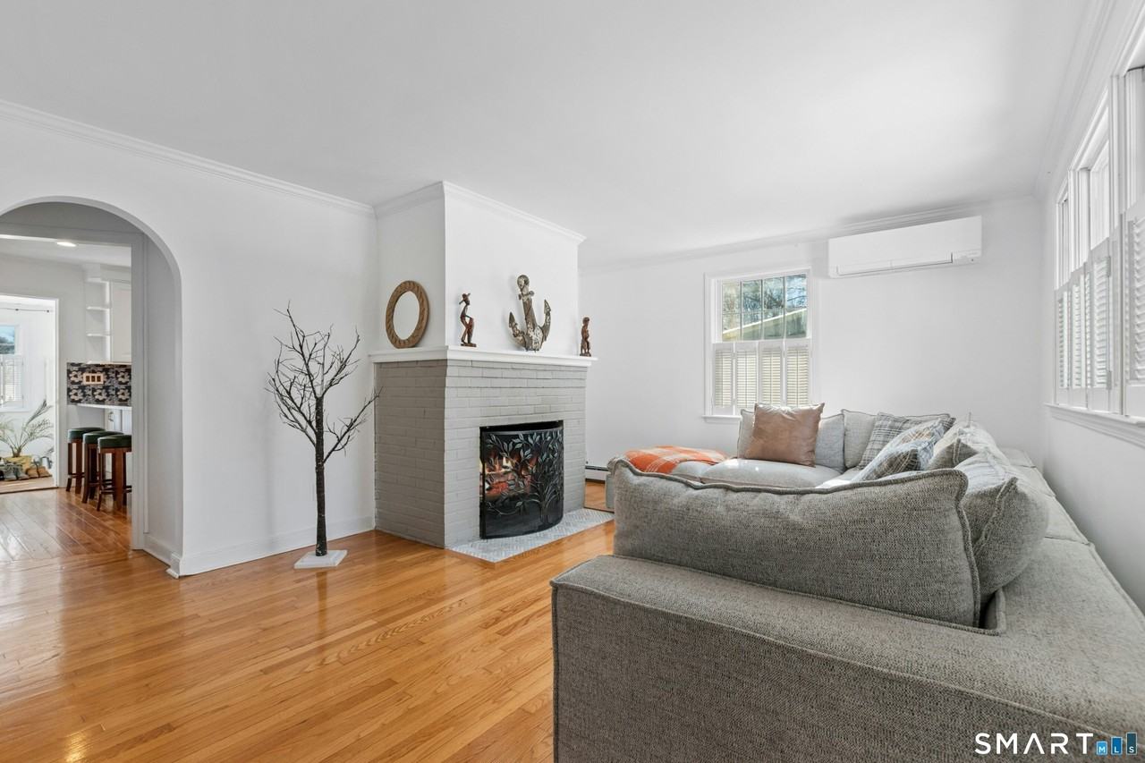 201 Judd St - Photo 3 of 32