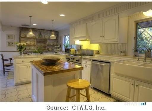 38 Strawberry Rdg - Photo 2 of 16