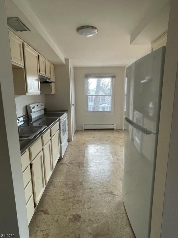 278 Morris St - Photo 4 of 20