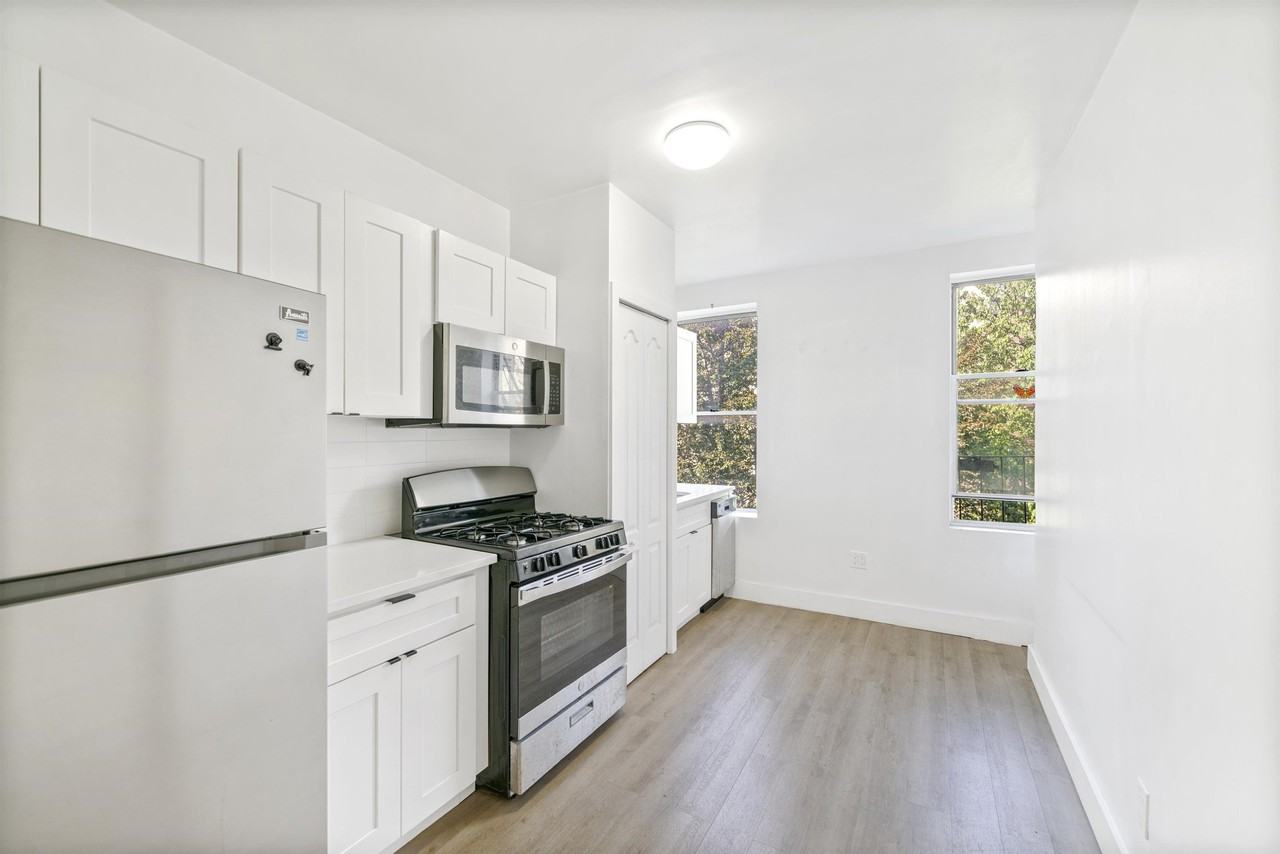 204 Park Ave #3L - Photo 4 of 10