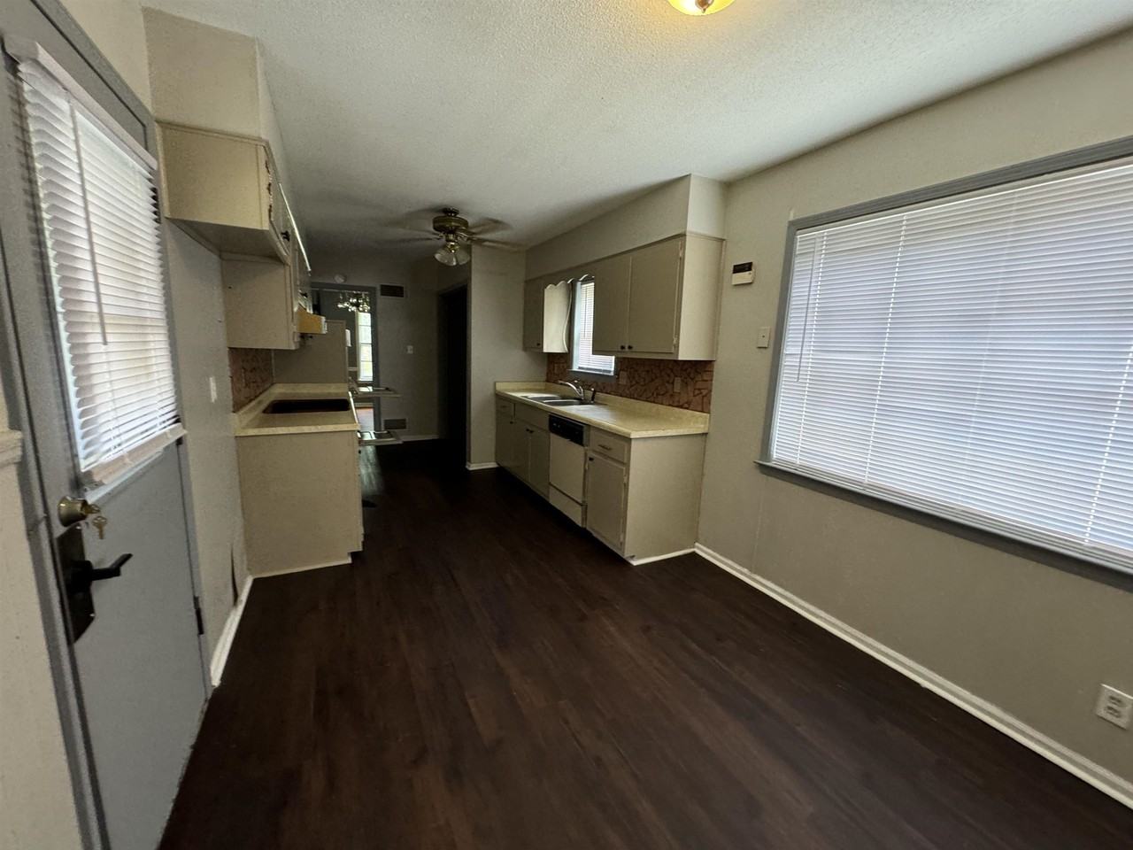 4571 Plato Ave - Photo 5 of 8