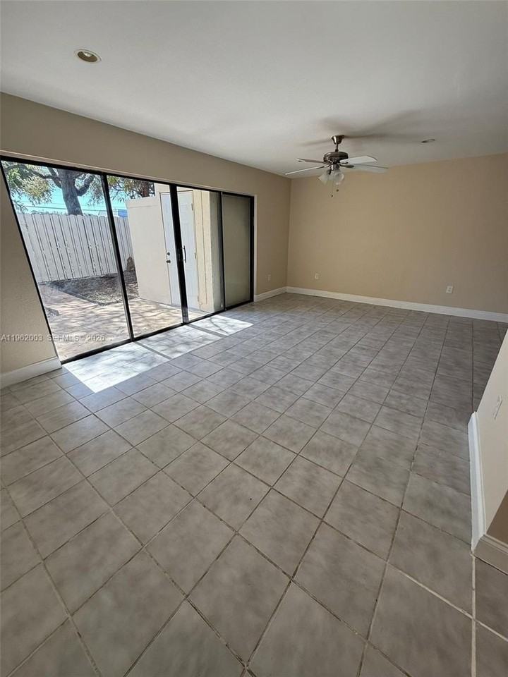 3326 Farragut St #6D - Photo 3 of 25