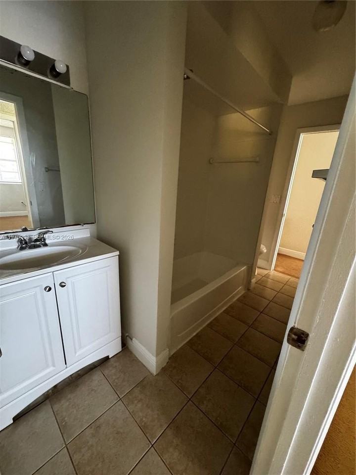 1257 Sw 46th Ave #1804 - Photo 7 of 14