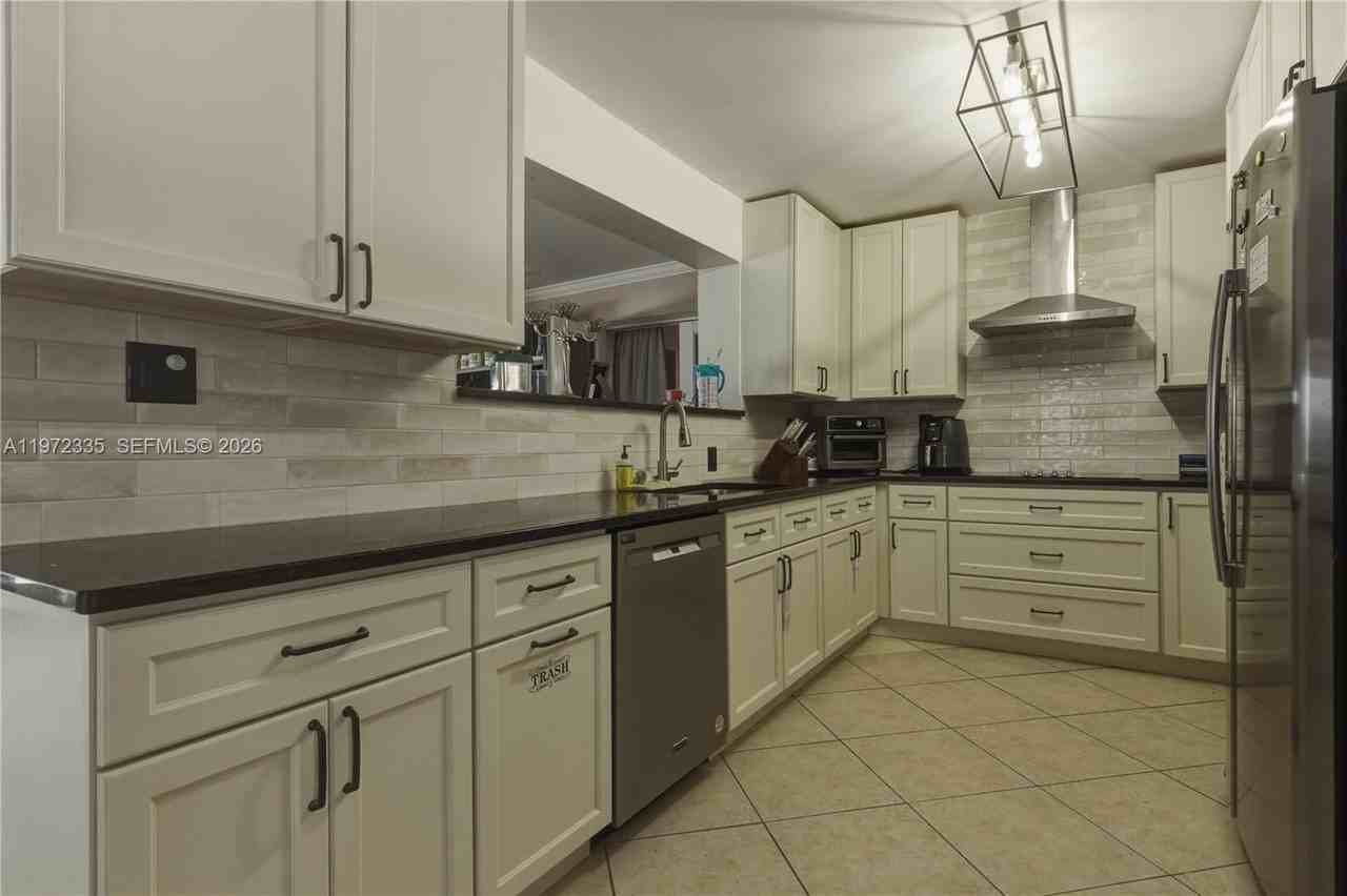 13821 Sw 14th St - Photo 4 of 43