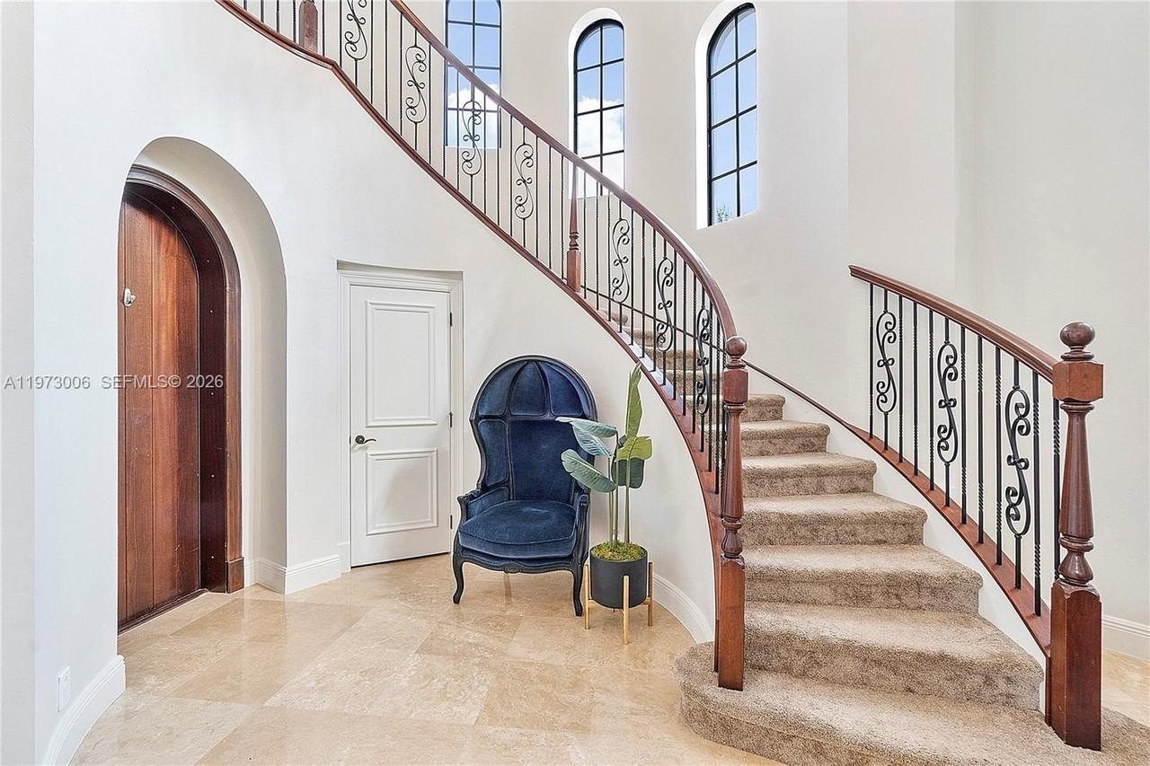 9564 Exbury Ct - Photo 4 of 50