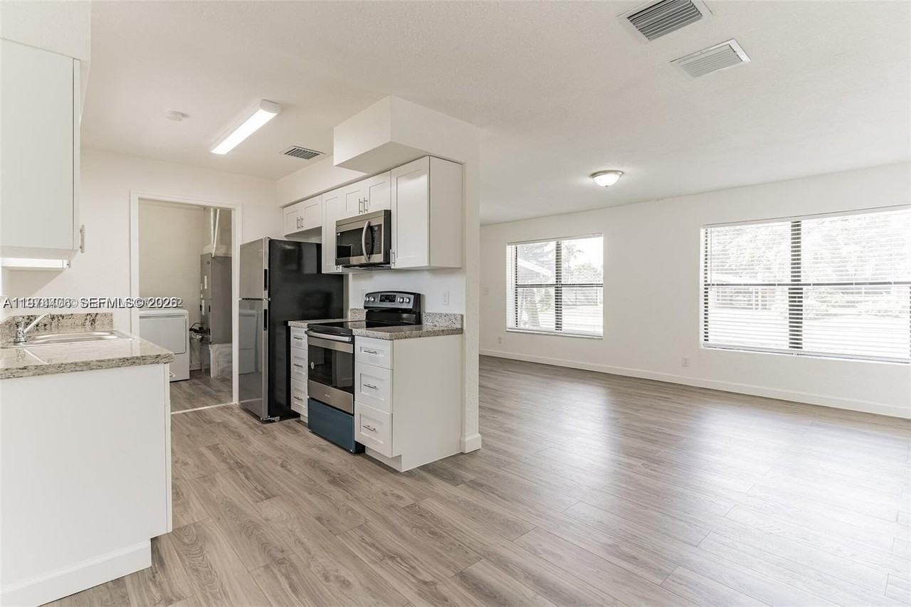 650 Sw 29th Ave - Photo 2 of 23