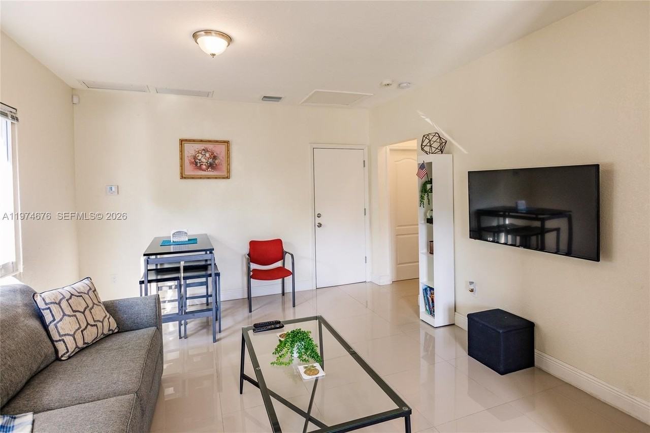 518 Sw 15th Ave #1 - Photo 2 of 10