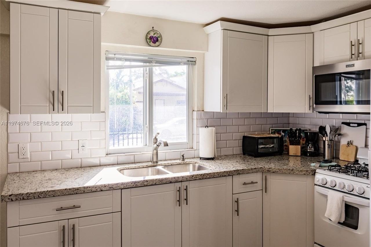 518 Sw 15th Ave #1 - Photo 3 of 10