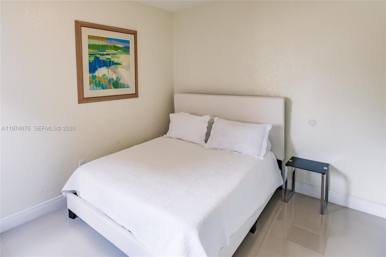 518 Sw 15th Ave #1 - Photo 4 of 10