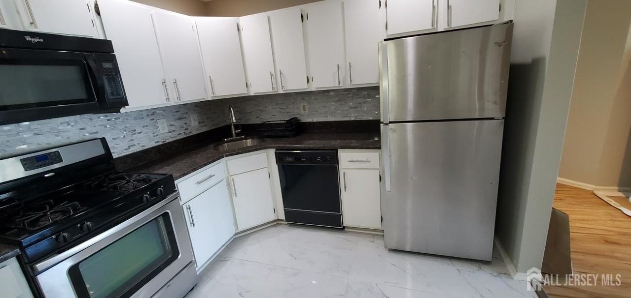 261 Kempsey Dr - Photo 2 of 34