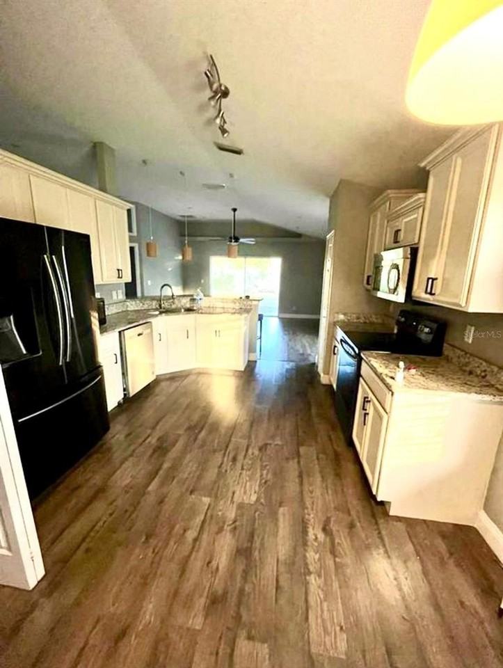 984 Tavernier Cir Ne - Photo 3 of 12