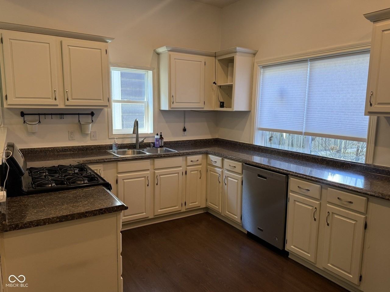 1156 Hoyt Ave - Photo 6 of 22