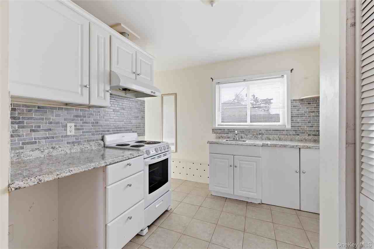 2420 Bennett Ave Apt 1c - Photo 4 of 12