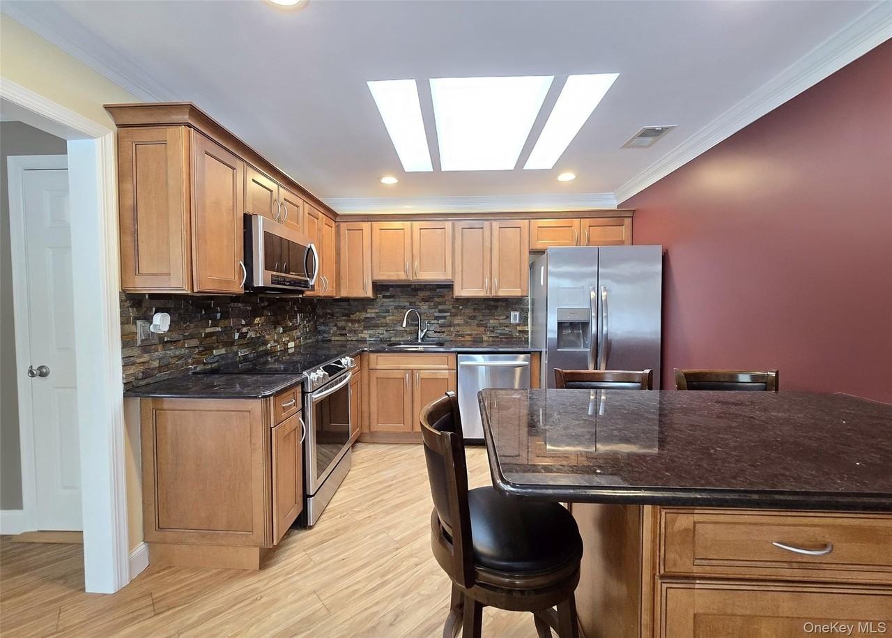 786 Hilltop Ct - Photo 4 of 22