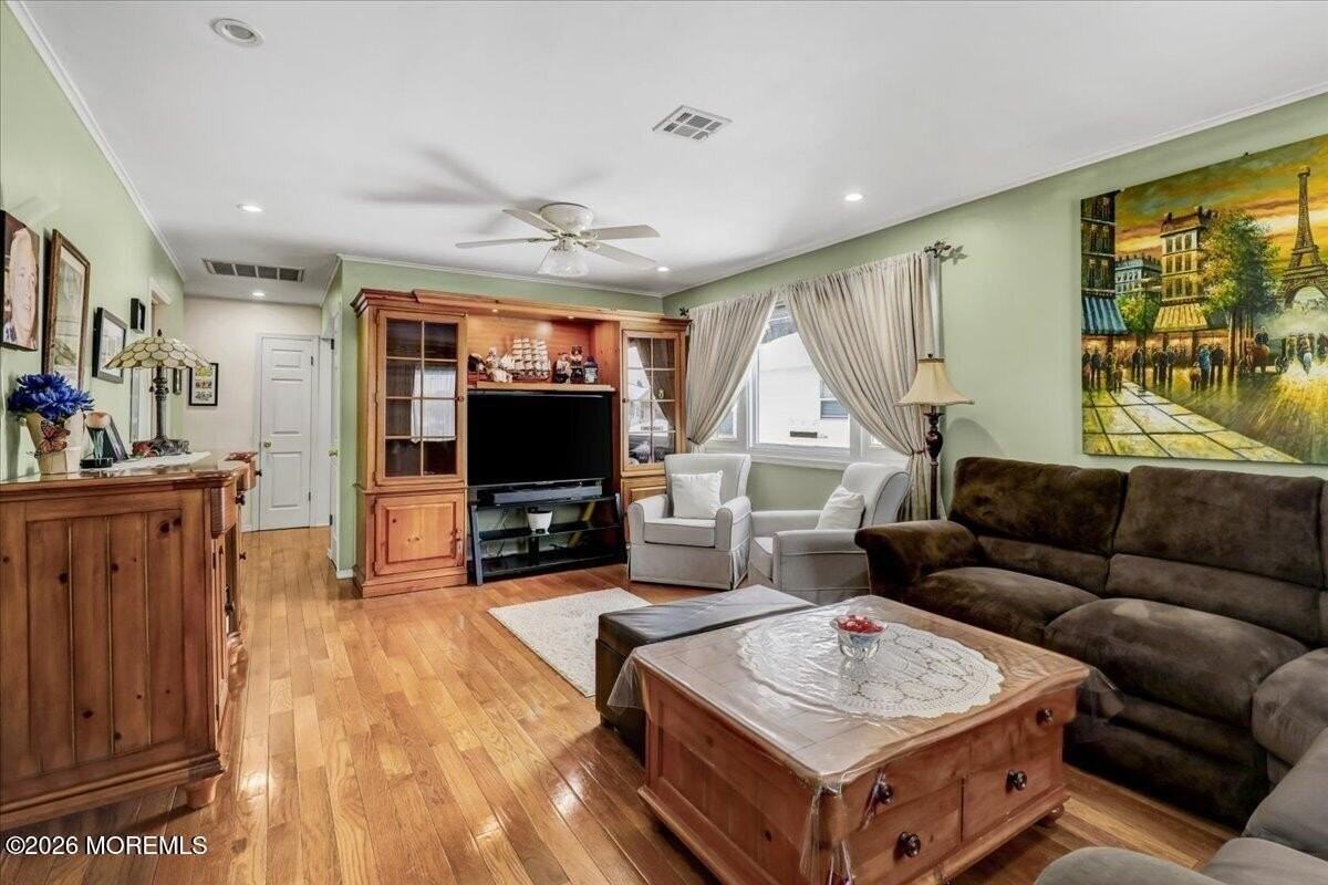 53 Chesterfield Ln - Photo 3 of 45