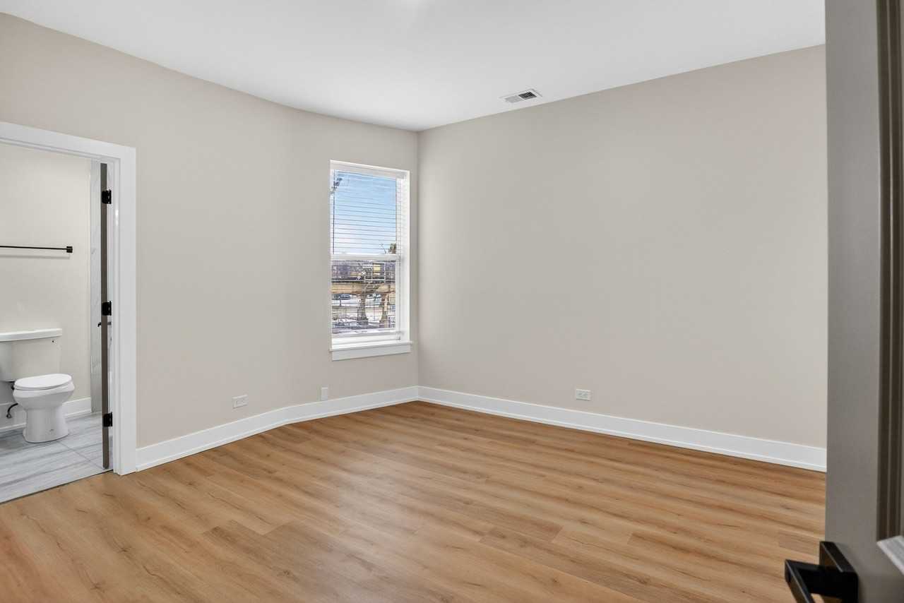 4622 S Calumet Ave Apt 2 - Photo 7 of 37