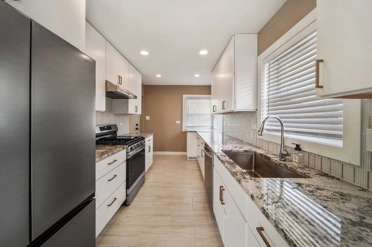 22W144 Marston Ave - Photo 7 of 21