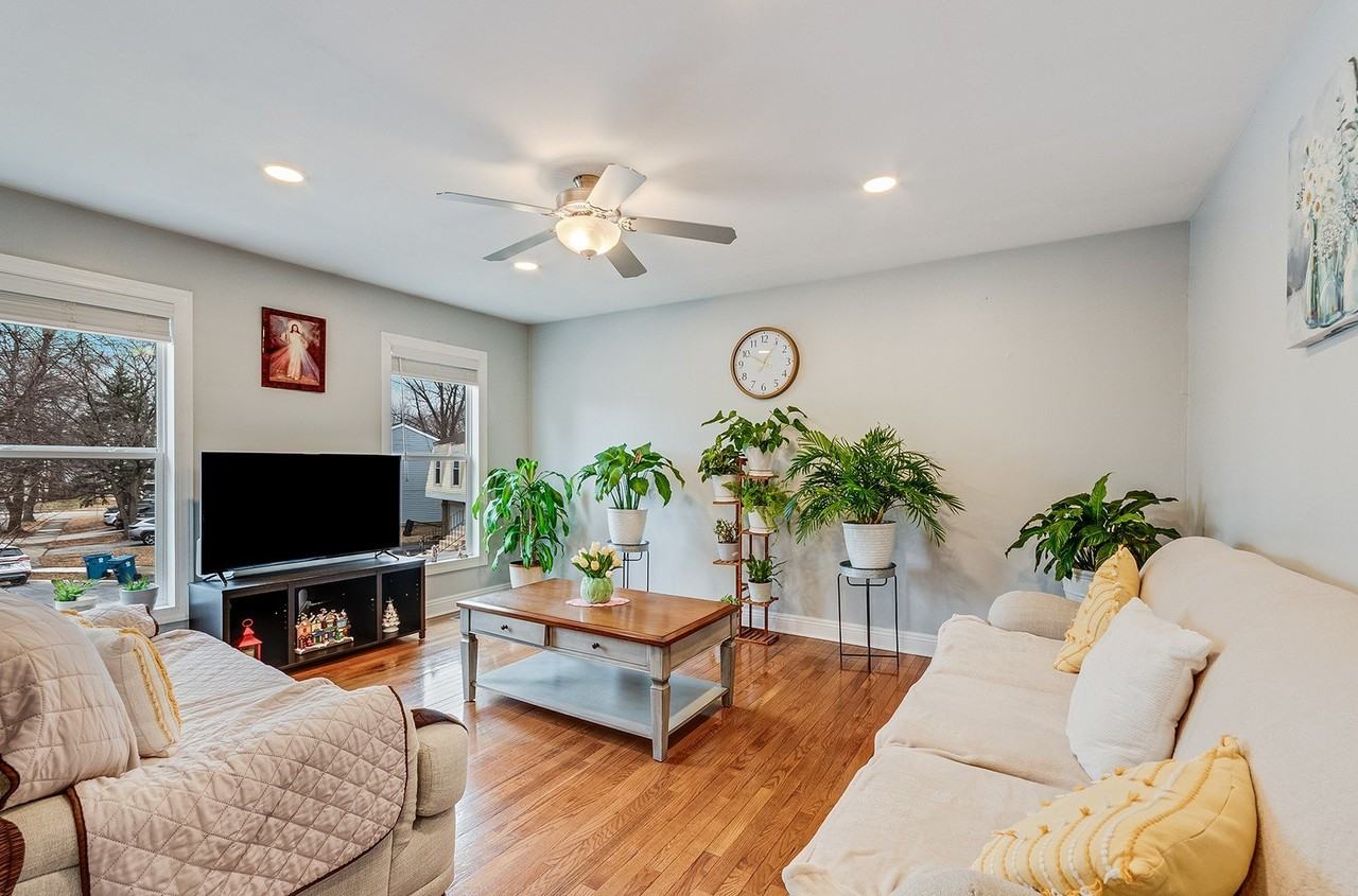 2340 Portsmouth Ct - Photo 3 of 18