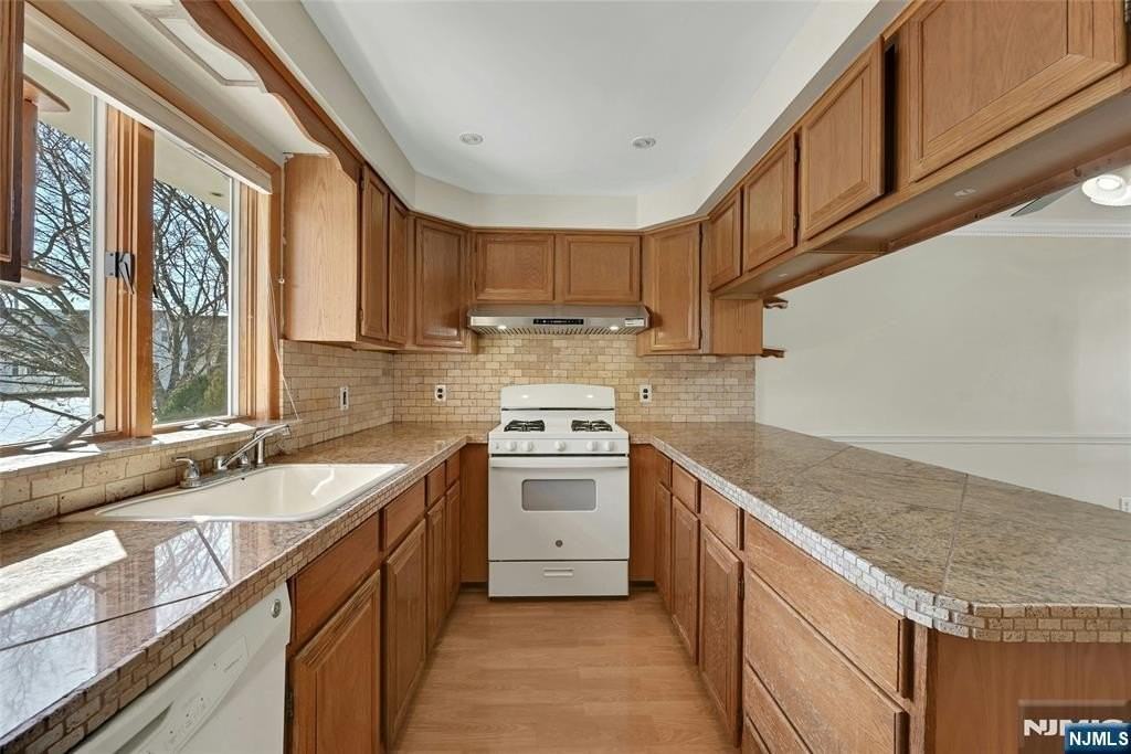 48 Garwood Ct N - Photo 5 of 10