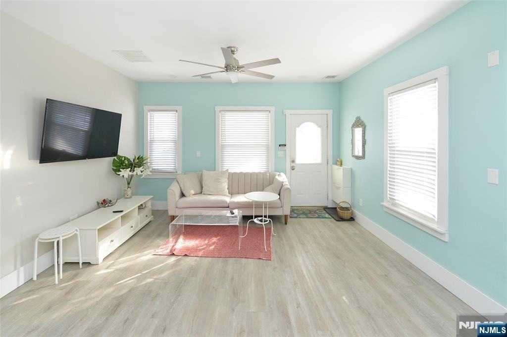 117 Lake St - Photo 2 of 18