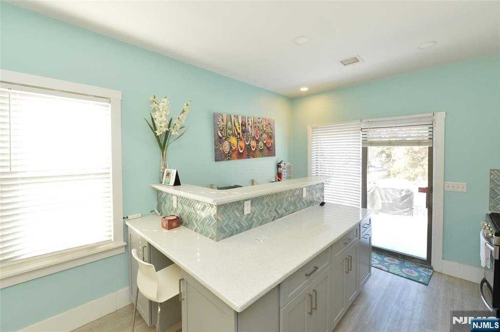 117 Lake St - Photo 5 of 18