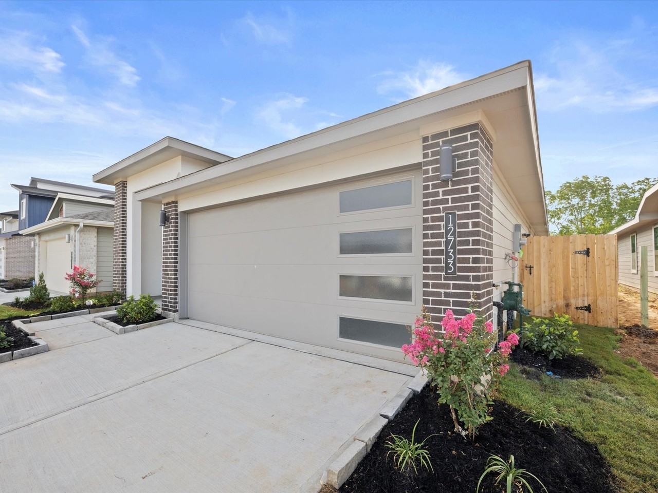 12733 Ermine St - Photo 2 of 15