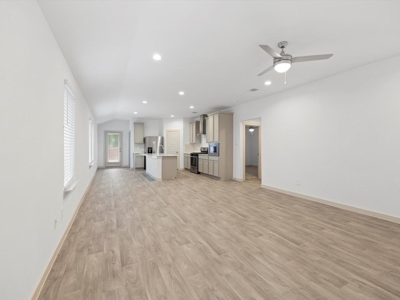 12733 Ermine St - Photo 3 of 15