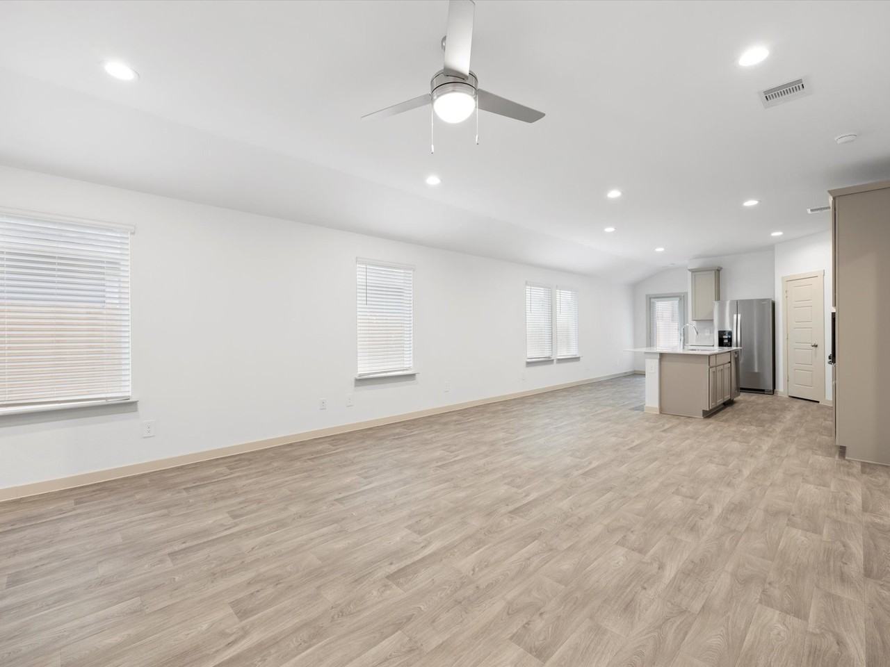 12733 Ermine St - Photo 4 of 15