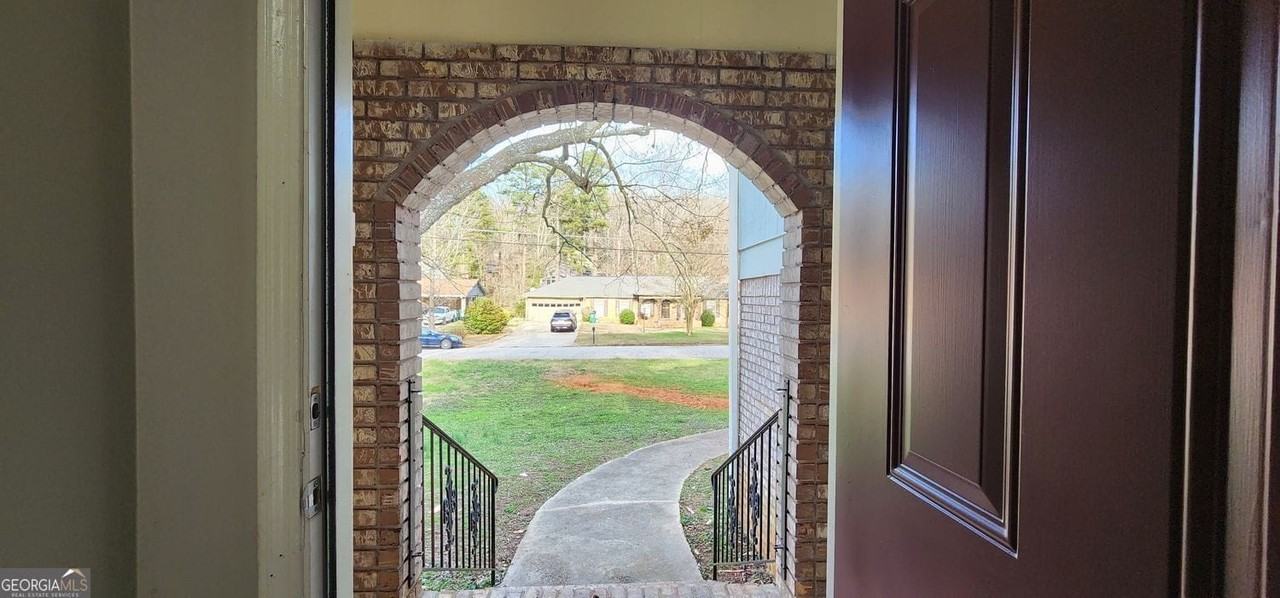 401 Barbashela Dr - Photo 4 of 47