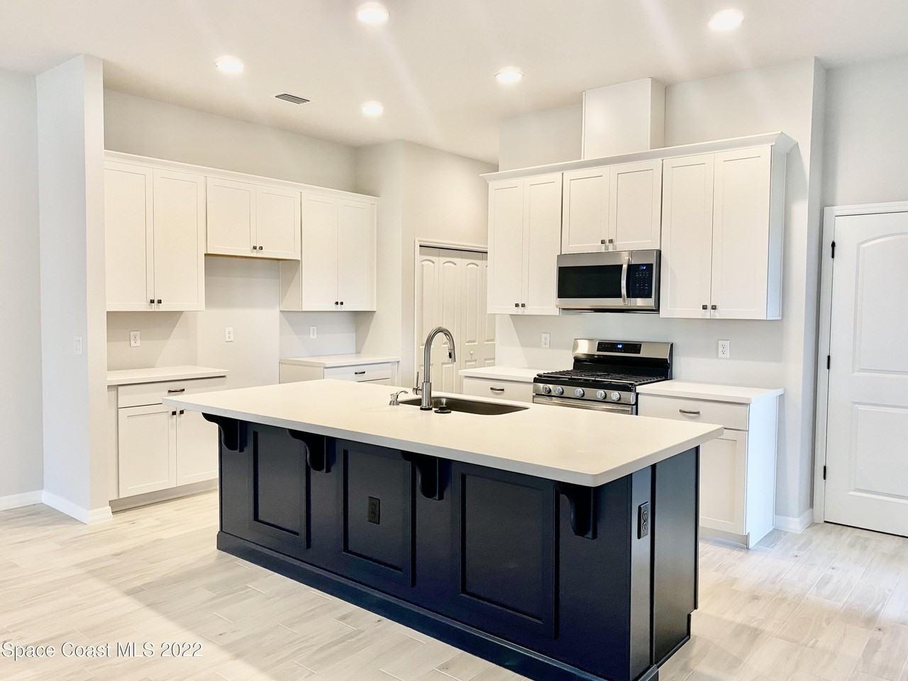 8101 Tethys Ct - Photo 4 of 33