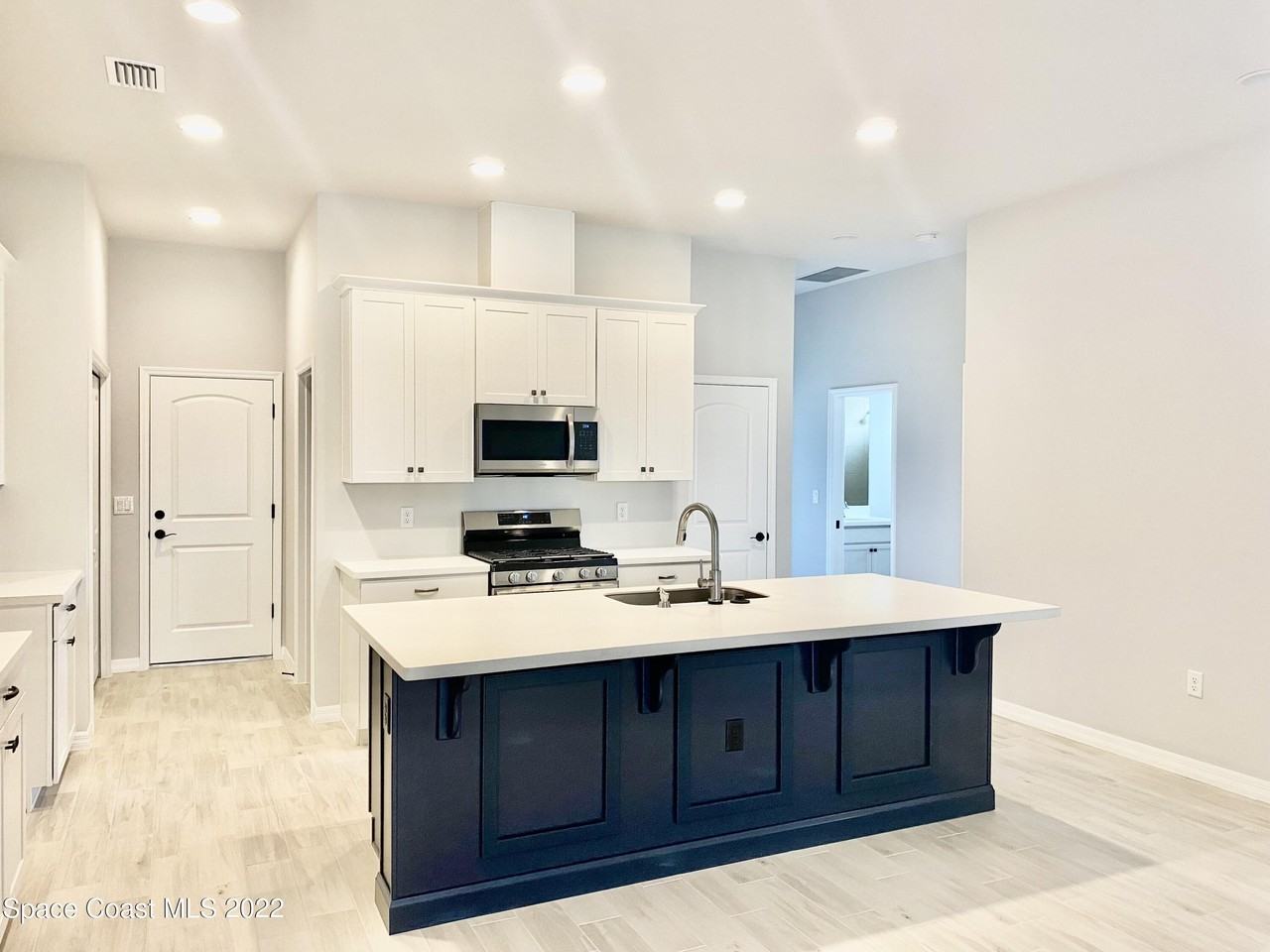 8101 Tethys Ct - Photo 5 of 33