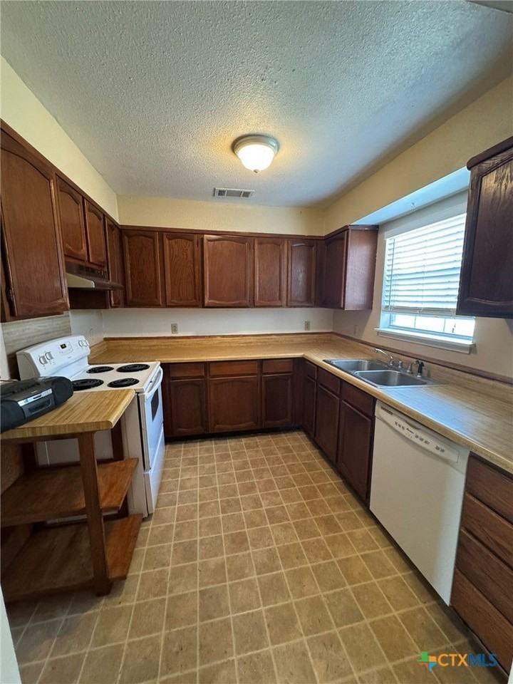 205 Wingate Ct - Photo 3 of 19