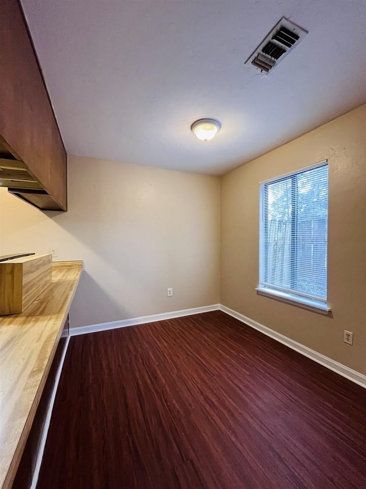 3732 Donovan Dr Apt B - Photo 4 of 12