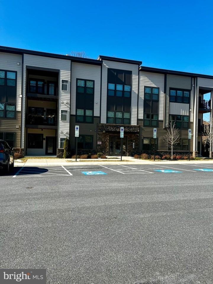 10421 Resort Rd Unit F - Photo 4 of 24