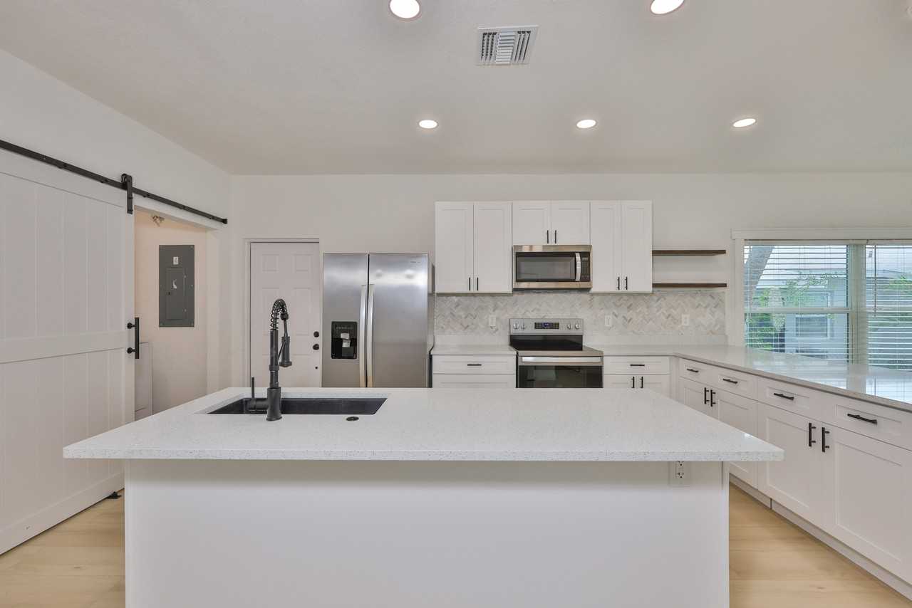 829 18th St S - Photo 2 of 39