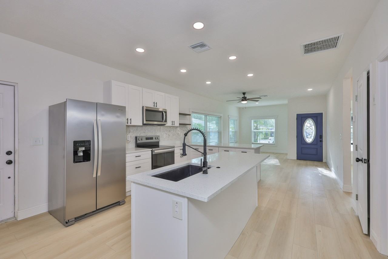 829 18th St S - Photo 3 of 39