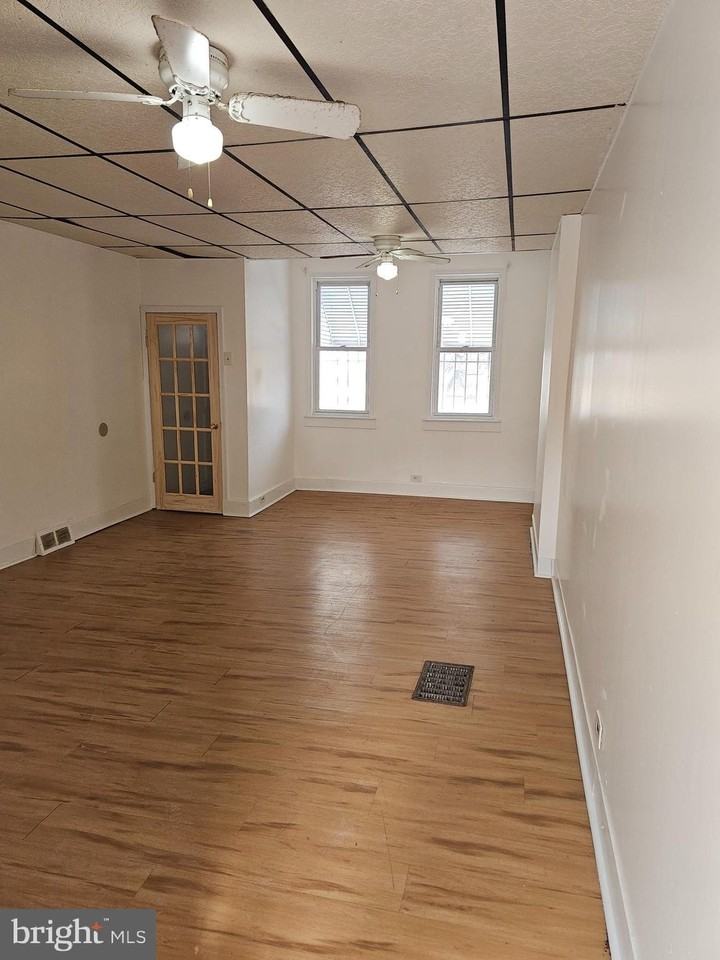 43 E Silver St - Photo 2 of 18