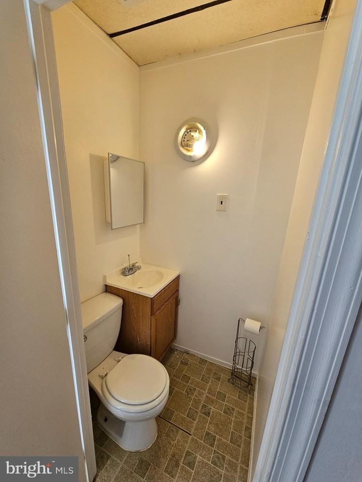 43 E Silver St - Photo 5 of 18