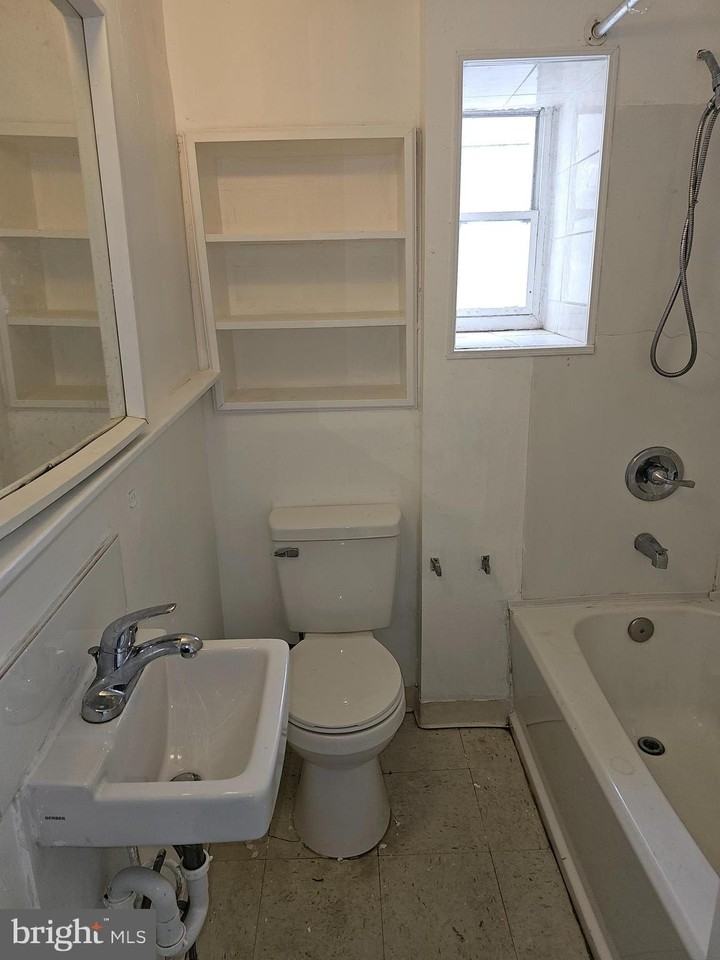 43 E Silver St - Photo 7 of 18