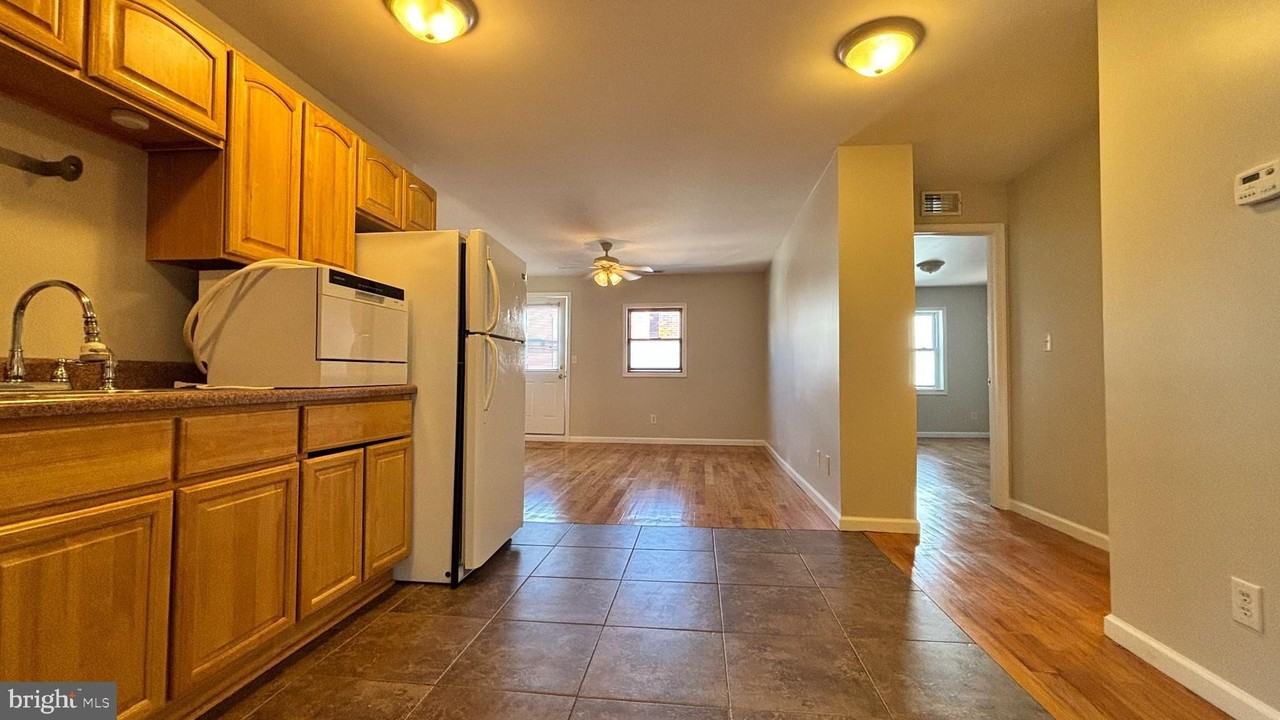 1925 S Bancroft St - Photo 4 of 12